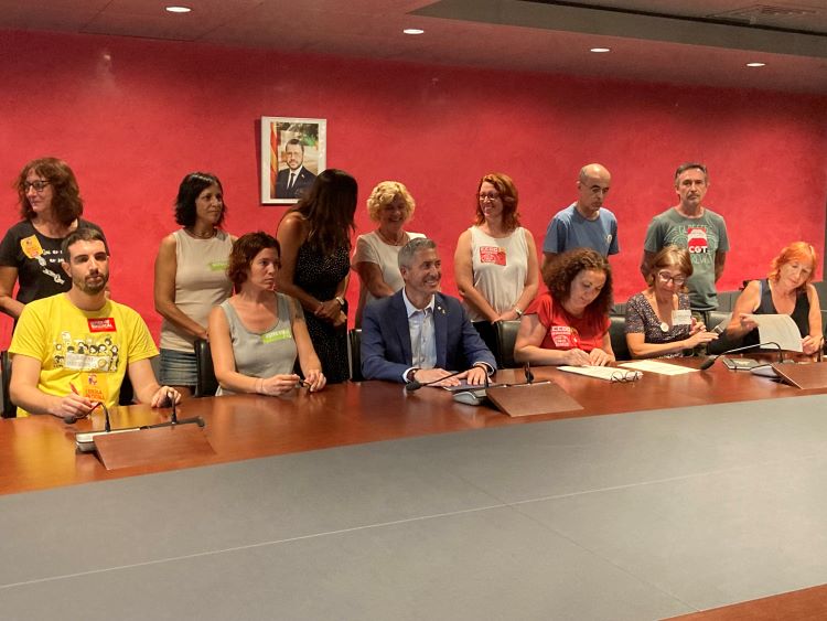 Education minister Cambray and teachers' union members on September 1, 2022 (by Martí Rodríguez)